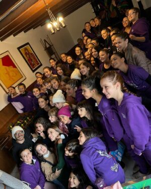 Bia Torres Instagram - Dump de tres dias lindos de competição em Campos. Que momento! 💜

A dança me reconstrói todas as vezes que meu mundo desaba. Quem dança sabe que, com o tempo, dançar vira refúgio, abrigo, remédio. 

Sou grata por poder aprender e ensinar. Grata por cultivar sonhos e fazer parte dessa história. Sinto orgulho da nossa mensagem e do nosso propósito. Orgulho do império digno que estamos construindo e de cada um dos pequenos castelos que levantamos no coração dos nossos alunos. Ver o resultado do nosso suor me faz ter certeza que estamos no caminho certo e que, de pouco em pouco, somos capazes de transformar.

A gente dança pra ser feliz e, é sério, o que não falta aqui é felicidade. No caos, na vitória, na derrota, no perrengue, na sala, no palco... nós somos muito, muito felizes. E é exatamente por isso, pelo amor que sentimos pelo que fazemos, que por onde nós passaremos, sempre, as pessoas saberão quem nós somos.