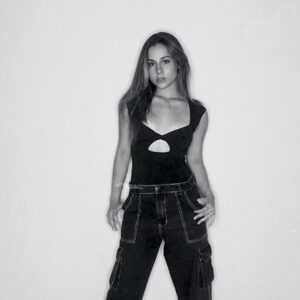 Bia Torres Instagram - i'm from the city 🧸🖤🪐✨ 
encontrei os looks mais lindos e versáteis do mundo na @pangeia96, já te amo!!! cupom: BIA10