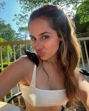 Bia Torres Instagram - contra a minha índole eu deixo 🌤️