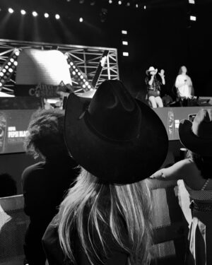 Bia Torres Instagram - se quer isso bora se não nem me beijaaaaaaaa 💘 @anacastelacantora e @gustavomioto fizeram todo mundo sair chorando desse show...
noite perfeita na @pecuariadegoiania com a @redbullbr ✨