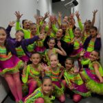 Bia Torres Instagram - Dump de tres dias lindos de competição em Campos. Que momento! 💜 A dança me reconstrói todas as vezes que meu mundo desaba. Quem dança sabe que, com o tempo, dançar vira refúgio, abrigo, remédio. Sou grata por poder aprender e ensinar. Grata por cultivar sonhos e fazer parte dessa história. Sinto orgulho da nossa mensagem e do nosso propósito. Orgulho do império digno que estamos construindo e de cada um dos pequenos castelos que levantamos no coração dos nossos alunos. Ver o resultado do nosso suor me faz ter certeza que estamos no caminho certo e que, de pouco em pouco, somos capazes de transformar. A gente dança pra ser feliz e, é sério, o que não falta aqui é felicidade. No caos, na vitória, na derrota, no perrengue, na sala, no palco... nós somos muito, muito felizes. E é exatamente por isso, pelo amor que sentimos pelo que fazemos, que por onde nós passaremos, sempre, as pessoas saberão quem nós somos.