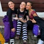 Bia Torres Instagram - Dump de tres dias lindos de competição em Campos. Que momento! 💜 A dança me reconstrói todas as vezes que meu mundo desaba. Quem dança sabe que, com o tempo, dançar vira refúgio, abrigo, remédio. Sou grata por poder aprender e ensinar. Grata por cultivar sonhos e fazer parte dessa história. Sinto orgulho da nossa mensagem e do nosso propósito. Orgulho do império digno que estamos construindo e de cada um dos pequenos castelos que levantamos no coração dos nossos alunos. Ver o resultado do nosso suor me faz ter certeza que estamos no caminho certo e que, de pouco em pouco, somos capazes de transformar. A gente dança pra ser feliz e, é sério, o que não falta aqui é felicidade. No caos, na vitória, na derrota, no perrengue, na sala, no palco... nós somos muito, muito felizes. E é exatamente por isso, pelo amor que sentimos pelo que fazemos, que por onde nós passaremos, sempre, as pessoas saberão quem nós somos.