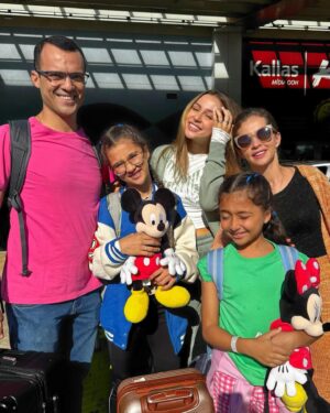 Bia Torres Instagram - PRIMEIRO DIA DE FÉRIAAAAS 🩵✨ valendo 1 beijo pra quem adivinhar pra onde estamos indo!!