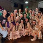 Bia Torres Instagram - Dump de tres dias lindos de competição em Campos. Que momento! 💜 A dança me reconstrói todas as vezes que meu mundo desaba. Quem dança sabe que, com o tempo, dançar vira refúgio, abrigo, remédio. Sou grata por poder aprender e ensinar. Grata por cultivar sonhos e fazer parte dessa história. Sinto orgulho da nossa mensagem e do nosso propósito. Orgulho do império digno que estamos construindo e de cada um dos pequenos castelos que levantamos no coração dos nossos alunos. Ver o resultado do nosso suor me faz ter certeza que estamos no caminho certo e que, de pouco em pouco, somos capazes de transformar. A gente dança pra ser feliz e, é sério, o que não falta aqui é felicidade. No caos, na vitória, na derrota, no perrengue, na sala, no palco... nós somos muito, muito felizes. E é exatamente por isso, pelo amor que sentimos pelo que fazemos, que por onde nós passaremos, sempre, as pessoas saberão quem nós somos.