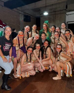 Bia Torres Instagram - Dump de tres dias lindos de competição em Campos. Que momento! 💜

A dança me reconstrói todas as vezes que meu mundo desaba. Quem dança sabe que, com o tempo, dançar vira refúgio, abrigo, remédio. 

Sou grata por poder aprender e ensinar. Grata por cultivar sonhos e fazer parte dessa história. Sinto orgulho da nossa mensagem e do nosso propósito. Orgulho do império digno que estamos construindo e de cada um dos pequenos castelos que levantamos no coração dos nossos alunos. Ver o resultado do nosso suor me faz ter certeza que estamos no caminho certo e que, de pouco em pouco, somos capazes de transformar.

A gente dança pra ser feliz e, é sério, o que não falta aqui é felicidade. No caos, na vitória, na derrota, no perrengue, na sala, no palco... nós somos muito, muito felizes. E é exatamente por isso, pelo amor que sentimos pelo que fazemos, que por onde nós passaremos, sempre, as pessoas saberão quem nós somos.
