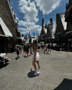 Bia Torres Instagram - dia incrível na @universalorlando hojeee! 🌎♥️ dica pra quem vem é comprar o "Express" pra conseguir fazer todas as atrações, fizemos e repetimos tudo o que amamos e a experiência foi 100%. 

@universaldestinationsbrasil