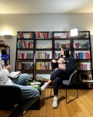 Bianca Andreescu Instagram - media day and visiting @csbucharest before my book signing in Bucharest ❤️🇷🇴🐶🎾

întâlnire cu presa și vizitarea la @csbucharest înainte de lansarea cărții în București ❤️🇷🇴🐶🎾