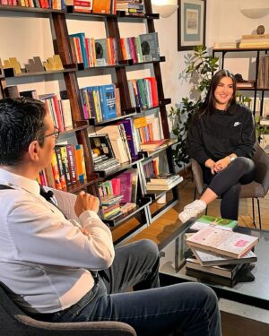 Bianca Andreescu Instagram - media day and visiting @csbucharest before my book signing in Bucharest ❤️🇷🇴🐶🎾

întâlnire cu presa și vizitarea la @csbucharest înainte de lansarea cărții în București ❤️🇷🇴🐶🎾