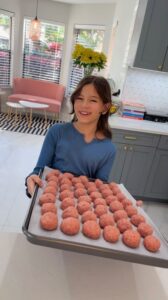 Bianca Castanho Instagram - Aí está o vídeo do nosso domingo cozinhando em família com a receita das almôndegas e também do molho de tomate! Façam porque vocês vão amar!!! 🥰😋🍝❤️👨‍👩‍👧 Ingredientes Almôndegas: 1kg de carne moída 300 g de pão Ciabatta 3 ovos 200 g de queijo parmesão ralado fino Sal e pimenta-do-reino a gosto Modo de fazer: Rasgar o pão ciabatta em pedaços e colocar na água de molho para amolecer. Depois apertar os pedaços do pão para tirar o excesso da água. Misturar bem a carne moída com o pão e depois acrescentar o queijo ralado, os ovos, o sal e a pimenta-do-reino e continuar misturando. Depois fazer as bolinhas com a ajuda de uma colher de servir sorvete, pois todas as bolinhas vão ficar do mesmo tamanho e colocar em uma forma com papel manteiga. Levar ao forno pré-aquecido por 180•C por 15 minutos. Tirar do forno e levar para a geladeira por 1 hora e depois misturar as almôndegas no molho para cozinhar por mais uns 15 minutos. Ingredientes Molho de tomate: 3kg de tomate pelado (com o líquido) 150 g de cenoura 200 g de cebola 100 g de aipo 30 g de alho Azeite de oliva Sal e pimenta-do-reino a gosto Modo de fazer: Refogar a cebola, a cenoura e o aipo no azeite e depois acrescentar o alho até dourar. Depois acrescente o tomate pelado com uma pitada de sal e deixe cozinhar por 2 horas em fogo baixo. Por último bater o molho com um mixer ou no liquidificador. Essas receitas rendem bastante e nós sempre aproveitamos para congelar algumas porções. Bom apetite!!!! 😋🍝
