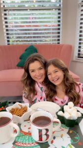 Bianca Castanho Instagram - Eu e a Cecília preparamos um Chocolate Quente especial de Natal! Além de ser uma delícia, no final tem a surpresa do Boneco de Neve para decorar!!! Uma idéia fofa e divertida para fazer com a crianças nessa época do ano!!! 😍⛄️☕️🍫 #familiacastanhonacozinha #cozinhandoemfamília #cozinhandocomamor #receitasdenatal #chocolatequente #bonecodeneve #marshmallow INGREDIENTES: 200g de chocolate (ao leite ou meio amargo. Nós misturamos os dois) 1 caixinha de creme de leite 3 colheres de chocolate em pó 400 ml de leite E para o Boneco de Neve: Marshmallow Palitinhos salgados Bala para fazer o nariz Gel de decoração de doce MODO DE FAZER: Primeiro derretemos o chocolate e depois misturamos o creme de leite. Depois acrescentamos o leite aos poucos e o chocolate em pó. Depois que estiver fervendo deixe por mais uns 3 minutos, porque vai ser o tempo dele engrossar e ficar cremoso. Sempre misturando com um fouet. No final, para decorar, usamos chantilly, mini marshmallows e o fofíssimo boneco de neve. Gostaram?!! 🥰⛄️🤍