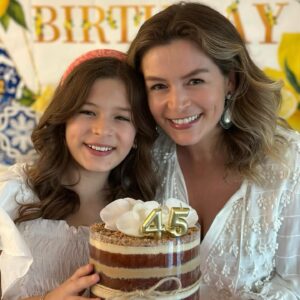 Bianca Castanho Instagram - O presente mais precioso que eu recebi na minha vida!!! A minha maior riqueza!!! 🙏🏼😍👭🏼💞 #amordaminhavida