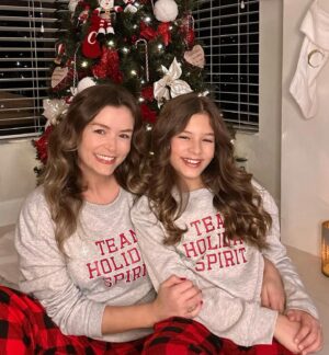Bianca Castanho Instagram - Team Holiday Spirit ❤️🥰❤️ #happyholidays