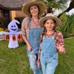 Bianca Castanho Instagram - “Espantalho Mãe” & “Espantalho Filha” passando para desejar Bom Dia já em clima de Halloween!!! 🥰💕👻🎃 #halloweenvibes #scarecrowcostume #matching
