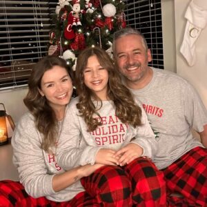 Bianca Castanho Instagram - Um Feliz Natal da minha família para todos vocês!!! Que essa noite seja iluminada e abençoada com muito amor!!! 🙏🏼❤️🎄🌟🎅🏼 #merrychristmas #natal2023