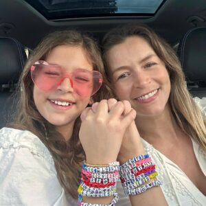 Bianca Castanho Instagram - Não basta ser mãe, tem que participar 🥰💕😊 Quem também tem fã da @taylorswift em casa?! 🥰💖 Mas confesso, que eu adoro as músicas dela também! 🥰 E o “The Eras Tour” está maravilhoso do início ao fim!!! 👏🏻😍🎤🎼 #theerastour #movietheater #taylorswift #swiftie #momanddaughtertime