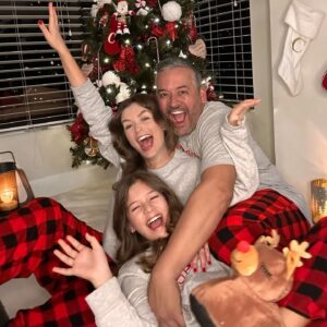 Bianca Castanho Instagram - Um Feliz Natal da minha família para todos vocês!!! Que essa noite seja iluminada e abençoada com muito amor!!! 🙏🏼❤️🎄🌟🎅🏼 #merrychristmas #natal2023