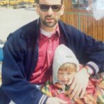Bige Önal Instagram - Sevginin tanımı, biçimi değişiyor ama sevgi dediğimiz her ne ise tükenmeyen bir kaynak gibi gün geçtikçe daha da fışkırıyor her hücremden/hücrelerimizden. Özlemle baş etmeyi bıraktım çünkü boşluğun sebebini buldum baba; O parçam da seninle gelmiş😊 Bugün gözlerini her yerden kaçıran, bir omzun altına kafasını gömüp bütün gün orada kalmak isteyen, fotoğrafına bakıp gülümseyen, eksik parçasıyla hayatına devam edenler… Eksik değil, tamız. Bir parçamız babalarımızın yanında; Beraberiz🤍