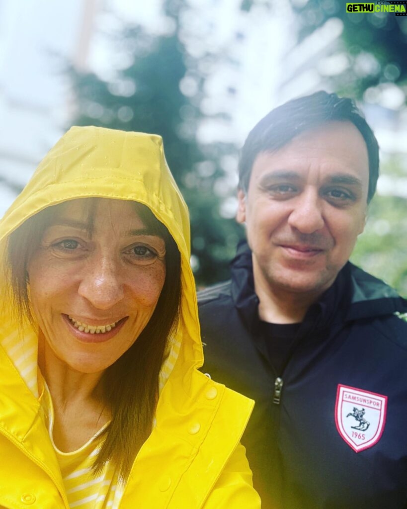 Binnur Kaya Instagram - Ben yağmuru bekledim,sadece yağmur diye...O @polatbilgin Samsunspor armalı yağmurluğunu giymek için...Armasında Atatürk olan tek spor kulübü...İkimiz için de beklemeye değdi...Hoş geldin sonbahar,hoş geldi yağmurlar... #samsunspor #sonbahar