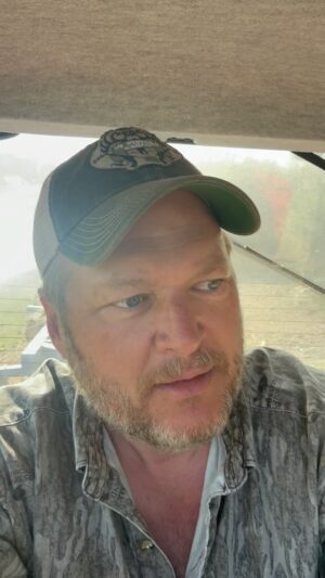 Blake Shelton Instagram - My jingles are CLIMBING the charts. It’s Kubota time people! #kubota