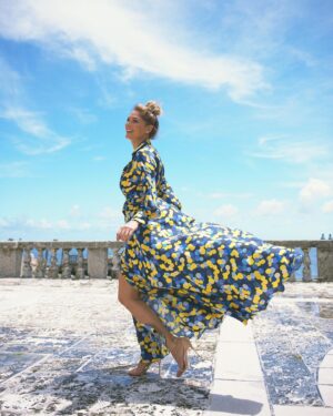Blanca Soto Instagram - Un día tan lindo me pone muy feliz @carolinaherrera 💙🦋💙 Love sunny days ☀️ #EraofHerrera #Gratitud #happiness #teamsoto #infinito #besazos #tuesdaymorning #fashionable #miami #bts