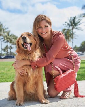 Blanca Soto Instagram - Bienvenido Marzo! A new furry friend of Scarlett and mine ✨🐶 Que color de bolsa les gusta más? Coméntame abajo @nativa_leather ❤️👛💙 #Besazos #love #happy #dog #infinito #teamsoto #photoshoot #bts #handbags #purses