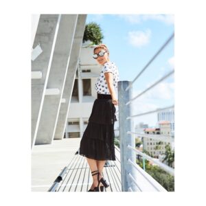 Blanca Soto Instagram - Feliz lunes! Love being outside and playing in the sun ☀️ #teamsoto #gratitud #infinito #fashion #mondaymotivation #ponytail #smiles #blackskirtstyle #outfit