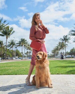 Blanca Soto Instagram - Bienvenido Marzo! A new furry friend of Scarlett and mine ✨🐶 Que color de bolsa les gusta más? Coméntame abajo @nativa_leather ❤️👛💙 #Besazos #love #happy #dog #infinito #teamsoto #photoshoot #bts #handbags #purses