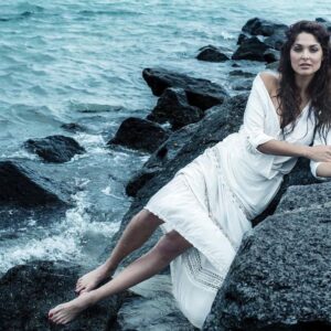 Blanca Soto Instagram - Hoy empieza una nueva semana! 💙Every Monday is a chance to start a new fabulous week embrace it! 🌊🌊🌊#teamsoto #infinito #beach #whitedress #mondaymotivation #gratitud #blues