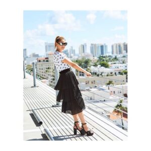 Blanca Soto Instagram - Feliz lunes! Love being outside and playing in the sun ☀️ #teamsoto #gratitud #infinito #fashion #mondaymotivation #ponytail #smiles #blackskirtstyle #outfit