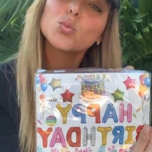 Blanca Soto Instagram - Muchas gracias por todos sus mensajes y su cariño en este día !! Me hacen muy feliz 😀 BESAZOS 🥳🎈🥳🎈🥳🎈🎂🎉🎁🎁#teamsoto #besaZos #infinito #birthday