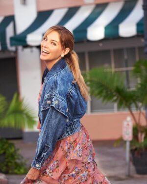 Blanca Soto Instagram - ✨Feliz y hermoso día !! 😀 Hope you all have a wonderful Thanksgiving🍁 Gracias por tanto cariño !! Siempre en mi ❤ #teamsoto #gratitud #happy #infinito #floraldress #hair #family #Love #beauty #makeup #smiles #jeanjacket #outfit #thanksgiving 🍁#happythanksgiving 💋#besazos