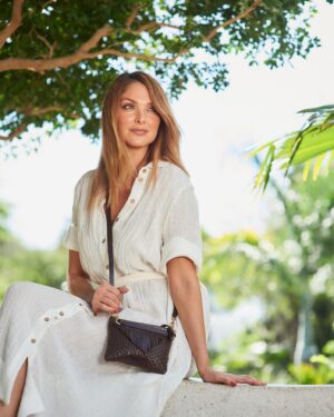 Blanca Soto Instagram - Feliz Domingo 🤗 Follow the sun and keep shining @nativa_leather ☀🌴 #teamsoto #infinito #instamood #besazos #instaphoto #mood #dailylook #fashion #outfitinspiration #staytropical #currentlywearing #botanicalgarden #sunday #happy #handbags