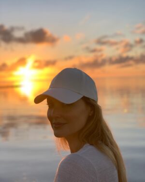 Blanca Soto Instagram - Bienvenido 2022 !!! Good Morning ☀️ 
“𝙲𝚊𝚍𝚊 𝚊𝚖𝚊𝚗𝚎𝚌𝚎𝚛 𝚎𝚜 𝚎𝚖𝚙𝚛𝚎𝚗𝚍𝚎𝚛 𝚞𝚗 𝚗𝚞𝚎𝚟𝚘 𝚟𝚞𝚎𝚕𝚘 !!!“ Aquí vamos 🤩 New beginnings 
☀️#teamsoto
☀️#happynewyear2022 
☀️#morning 
☀️#sunrise 
☀️#happy
☀️#gratitud 
☀️#Love 
☀️#besazos 
☀️#felizañonuevo