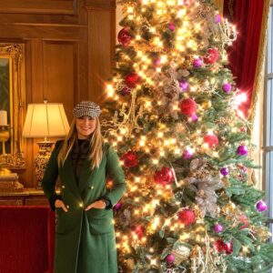 Blanca Soto Instagram - Les deseo una Navidad inolvidable en compañía de sus seres queridos !!! 🎄💌🙏🏻
Con todo cariño , besazos y bendiciones este día !! FELIZ NAVIDAD 🎄MERRY CHRISTMAS 💝 #gratitud #love #teamsoto #infinito #family #feliznavidad  #nochebuena #happy #merrychristmas @thereal_scarlett 🐶🐾 #pet 💋