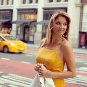 Blanca Soto Instagram - Feliz Jueves ✨ Recordando New York durante la promoción de #NTPE 💛🤗😀 #teamsoto #gratitud #infinito #instamood #besazos #happy #instaphoto #mood #dailylook #fashion #fashionoftheday #outfitinspiration #yellowmellow #ny #tbt 💛
💛
💛
💛
Photo 📷 by: @makeupartistale