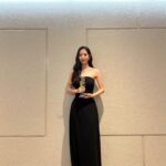 Bona Instagram - 올해 벌써 세번째 상이라니..! 스물다섯스물하나와 유림이를 사랑해주시고 응원해주신 모든 분들께 다시 한번 감사드리고, 옆에서 도와주신 많은 분들께 진심으로 감사드립니다🤍 모두 따뜻하고 행복한 연말 보내세요🎄♥️