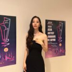 Bona Instagram - 올해 벌써 세번째 상이라니..! 스물다섯스물하나와 유림이를 사랑해주시고 응원해주신 모든 분들께 다시 한번 감사드리고, 옆에서 도와주신 많은 분들께 진심으로 감사드립니다🤍 모두 따뜻하고 행복한 연말 보내세요🎄♥️