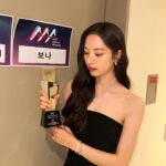 Bona Instagram - 올해 벌써 세번째 상이라니..! 스물다섯스물하나와 유림이를 사랑해주시고 응원해주신 모든 분들께 다시 한번 감사드리고, 옆에서 도와주신 많은 분들께 진심으로 감사드립니다🤍 모두 따뜻하고 행복한 연말 보내세요🎄♥️