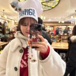 Bona Instagram - happiest place on earth🤍🏰❄️💟