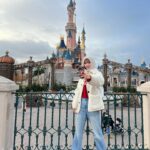 Bona Instagram - happiest place on earth🤍🏰❄️💟