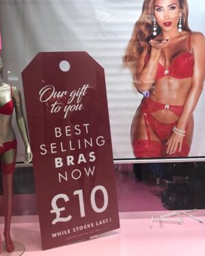 Bonnie Locket Instagram - #tbt when I was lucky enough to model for @annsummers Xmas campaign ❤️❤️❤️
.
.
.
.
.
.
.
.
#model #publishedmodel #annsummers #biggestachievement #goals #campaign #throwbackthursday #throwback #achieve #modelling