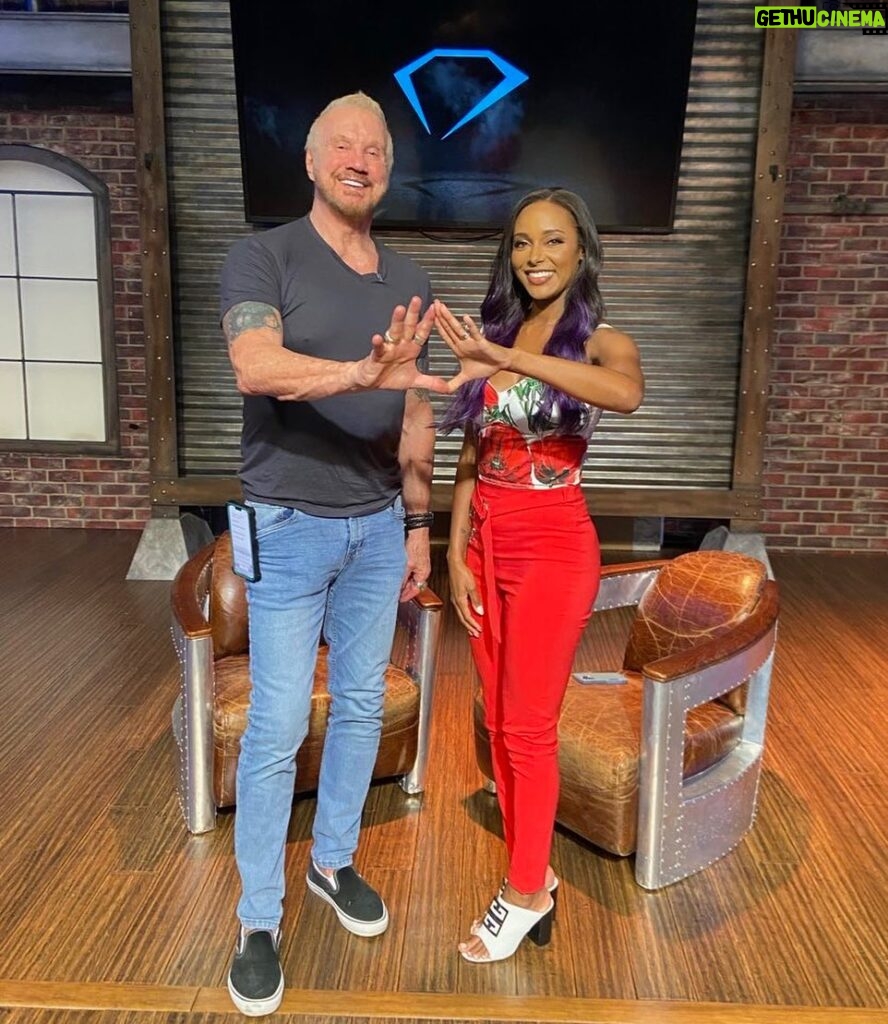 Brandi Runnels Instagram - Yoga time with @diamonddallaspage at @ddpyoga ! 🧘‍♀️✨