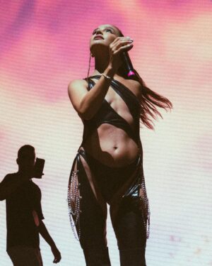 Brenda Asnicar Instagram - WOW, no tengo palabras para describir lo hermoso que fue este tour, el amor que recibí, las experiencias inolvidables, el renacimiento de un alma que junto a ustedes tiene la misión de ser feliz y recorrer el mundo recolectando alegrias y buenas experiencias… ITALIA: gracias por esta interminable e incomparable caricia a mi corazón, llena de cantos de amor, comidas insuperables, demostraciones de afecto y mucho reconocimiento al esfuerzo que vengo haciendo hace muchos años por darles todo de mi arriba de un escenario (y abajo de él también). La primera vez que tuve el honor de cantar mi último álbum @bandidarecords en un país que no es el mío, pero que también es mi #Family, fue un éxito escucharlos cantar mis canciones💗 de verdad no se imaginan lo que esto significa para mi… seguro mis más allegados,  sí. Nunca está demás decirles que sin ustedes, yo no sería nada #BANDIDATOUR

Gracias @manuelefeula @teenagedreamparty @diegozuppiroli y GRACIAS A MI TAMBIEN COMO DIRÍA SNOOP… “Lo importante y lo que nos define no es la caída, sino la fuerza con la que nos levantamos”

Ph: @matteodemi 💗🥲