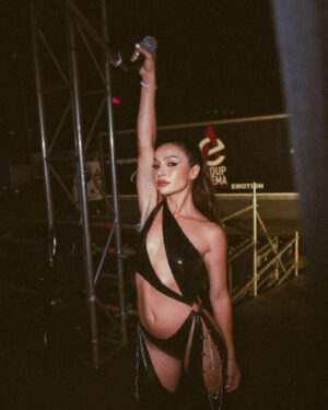 Brenda Asnicar Instagram - WOW, no tengo palabras para describir lo hermoso que fue este tour, el amor que recibí, las experiencias inolvidables, el renacimiento de un alma que junto a ustedes tiene la misión de ser feliz y recorrer el mundo recolectando alegrias y buenas experiencias… ITALIA: gracias por esta interminable e incomparable caricia a mi corazón, llena de cantos de amor, comidas insuperables, demostraciones de afecto y mucho reconocimiento al esfuerzo que vengo haciendo hace muchos años por darles todo de mi arriba de un escenario (y abajo de él también). La primera vez que tuve el honor de cantar mi último álbum @bandidarecords en un país que no es el mío, pero que también es mi #Family, fue un éxito escucharlos cantar mis canciones💗 de verdad no se imaginan lo que esto significa para mi… seguro mis más allegados,  sí. Nunca está demás decirles que sin ustedes, yo no sería nada #BANDIDATOUR

Gracias @manuelefeula @teenagedreamparty @diegozuppiroli y GRACIAS A MI TAMBIEN COMO DIRÍA SNOOP… “Lo importante y lo que nos define no es la caída, sino la fuerza con la que nos levantamos”

Ph: @matteodemi 💗🥲