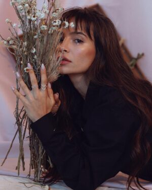 Brenda Asnicar Instagram - 💞 solo habrá amor aquí.... Ph: @juanignaciotapia_ 
Art : @candett & @juanignaciotapia_
Hair: @gaston_juraga 
Stylist: @anaclaraaloy
Make up: @natisalvoreino
Speciale thanks: @leasantoro1
Nails: @melsoldo