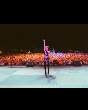 Brenda Asnicar Instagram - WOW, no tengo palabras para describir lo hermoso que fue este tour, el amor que recibí, las experiencias inolvidables, el renacimiento de un alma que junto a ustedes tiene la misión de ser feliz y recorrer el mundo recolectando alegrias y buenas experiencias… ITALIA: gracias por esta interminable e incomparable caricia a mi corazón, llena de cantos de amor, comidas insuperables, demostraciones de afecto y mucho reconocimiento al esfuerzo que vengo haciendo hace muchos años por darles todo de mi arriba de un escenario (y abajo de él también). La primera vez que tuve el honor de cantar mi último álbum @bandidarecords en un país que no es el mío, pero que también es mi #Family, fue un éxito escucharlos cantar mis canciones💗 de verdad no se imaginan lo que esto significa para mi… seguro mis más allegados,  sí. Nunca está demás decirles que sin ustedes, yo no sería nada #BANDIDATOUR

Gracias @manuelefeula @teenagedreamparty @diegozuppiroli y GRACIAS A MI TAMBIEN COMO DIRÍA SNOOP… “Lo importante y lo que nos define no es la caída, sino la fuerza con la que nos levantamos”

Ph: @matteodemi 💗🥲
