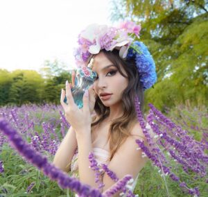 Brenda Asnicar Instagram - Deslizá y conocé La Belle Fleur Terrible, tan delicada como salvaje, irradia confianza y amor propio. Con sus notas de iris triunfante, acompañada con otras flores que anuncian la sensualidad que aporta la vainilla en el buqué. Una fragancia cremosa, dulce y carnal. 
Te animarías a probarla?
#LABELLEFLEURTERRIBLE #GAULTIERGARDEN @JEANPAULGAULTIER