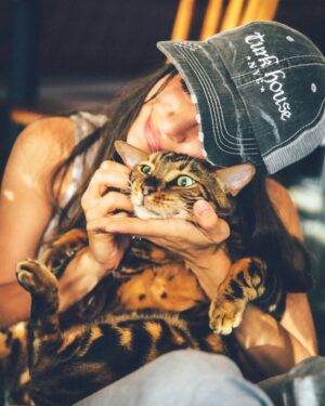 Brenda Asnicar Instagram - Mi Bebito @bandidojonsnow y yo hoy en @turkhousenyc
Amo los lugares #petfriendly