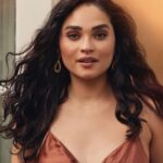Brittany O'Grady Instagram - When I start my styling routine with @bumbleandbumble Hairdresser’s Invisible Oil Primer, I get a much needed confidence boost. Whether I’m rocking waves or curls, it just feels good to know my hair is getting the love it deserves. 🙌🏽🤍 #ad #Bbpartner #HairdressersInvisibleOil #takefrizzoutoffocus