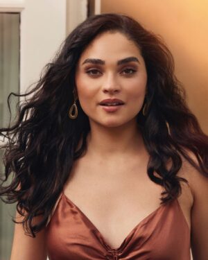 Brittany O'Grady Instagram - When I start my styling routine with @bumbleandbumble Hairdresser’s Invisible Oil Primer, I get a much needed confidence boost. Whether I’m rocking waves or curls, it just feels good to know my hair is getting the love it deserves. 🙌🏽🤍 
#ad #Bbpartner #HairdressersInvisibleOil #takefrizzoutoffocus